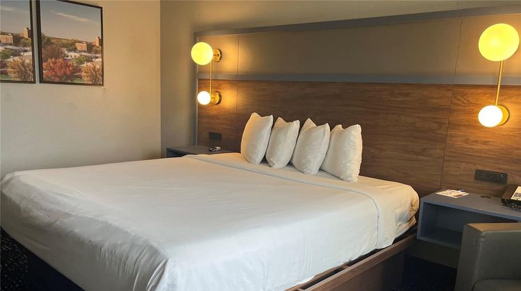 AmericInn by Wyndham Lincoln North Room