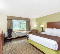 AmericInn by Wyndham Sheboygan Room