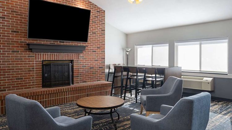 AmericInn by Wyndham Beaver Dam Lobby
