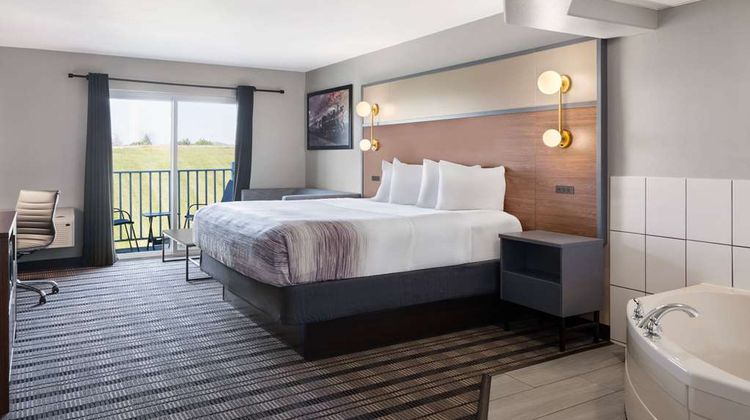 AmericInn by Wyndham Beaver Dam Suite