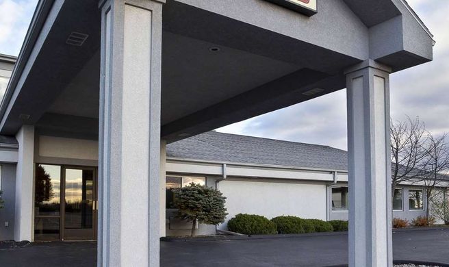 AmericInn Hotel & Suites Bay City Exterior