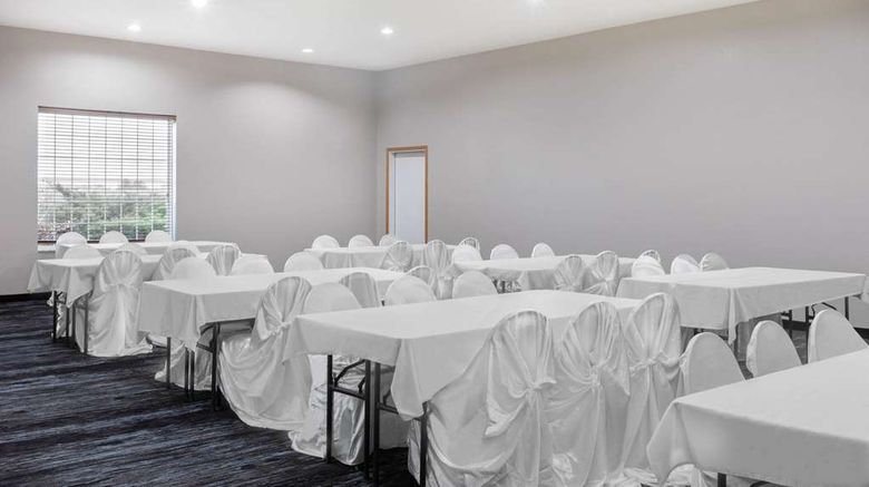 <b>AmericInn by Wyndham Pella Meeting</b>. Images powered by <a href="https://iceportal.shijigroup.com/" title="IcePortal" target="_blank">IcePortal</a>.