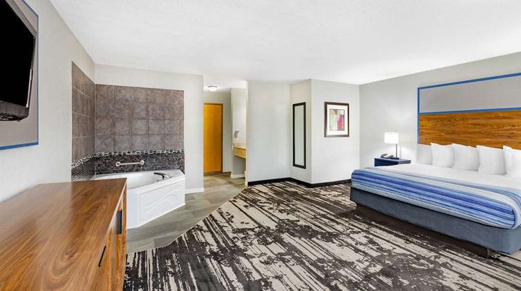 AmericInn by Wyndham Pella Suite