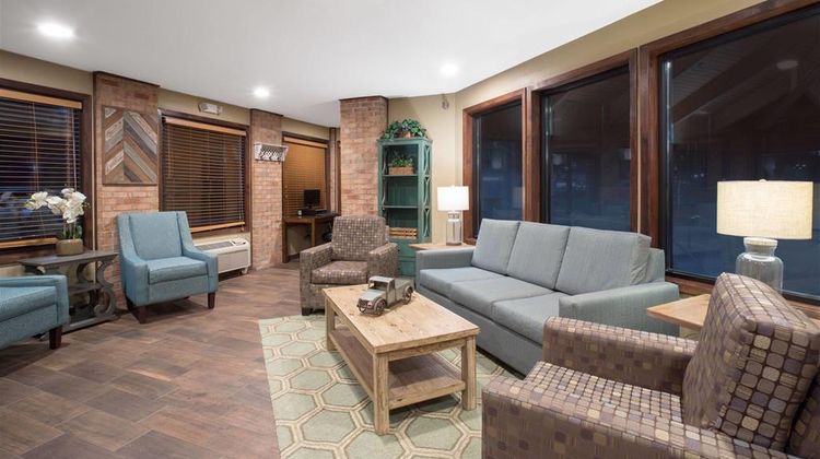 AmericInn Hotel & Suites Mount Pleasant Lobby
