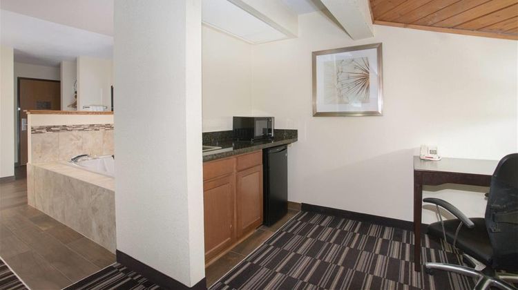 AmericInn Hotel & Suites Mount Pleasant Suite