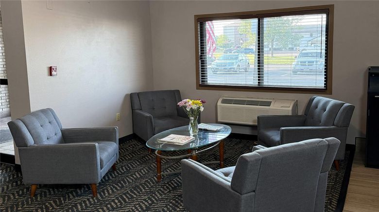 <b>AmericInn by Wyndham Sioux Falls Lobby</b>. Images powered by <a href="https://iceportal.shijigroup.com/" title="IcePortal" target="_blank">IcePortal</a>.