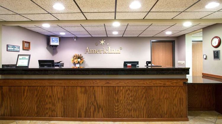 AmericInn by Wyndham New London Lobby