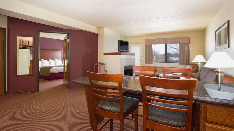 AmericInn by Wyndham New London Suite