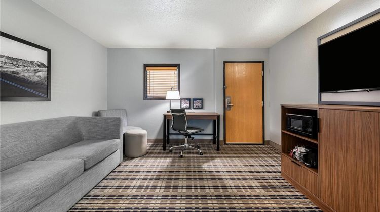 AmericInn by Wyndham Dickinson Suite