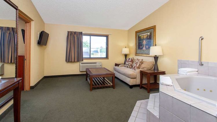 AmericInn by Wyndham West Bend Suite