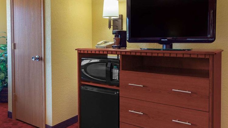 AmericInn by Wyndham West Bend Room