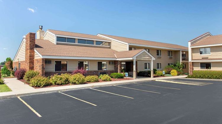 AmericInn by Wyndham West Bend Exterior