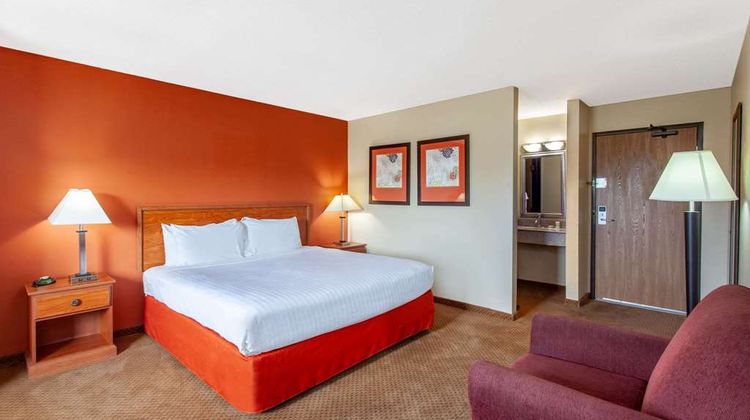 AmericInn by Wyndham Willmar Suite
