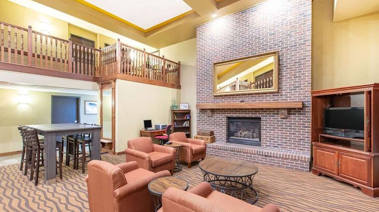<b>AmericInn by Wyndham Ottumwa Lobby</b>. Images powered by <a href="https://iceportal.shijigroup.com/" title="IcePortal" target="_blank">IcePortal</a>.