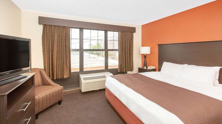 AmericInn by Wyndham Ottumwa Suite