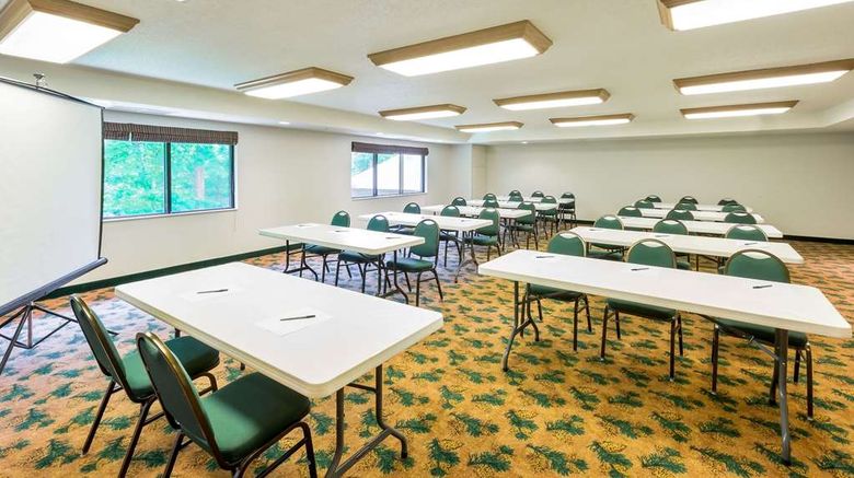 <b>AmericInn by Wyndham Wisconsin Dells Meeting</b>. Images powered by <a href="https://iceportal.shijigroup.com/" title="IcePortal" target="_blank">IcePortal</a>.