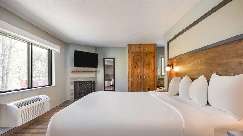 <b>AmericInn by Wyndham Wisconsin Dells Suite</b>. Images powered by <a href="https://iceportal.shijigroup.com/" title="IcePortal" target="_blank">IcePortal</a>.