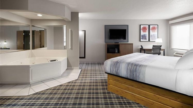AmericInn by Wyndham Muscatine Suite