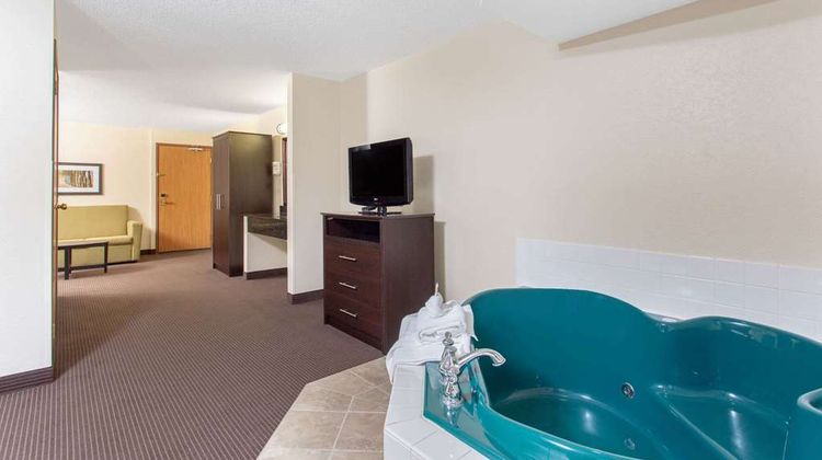AmericInn by Wyndham Rhinelander Suite