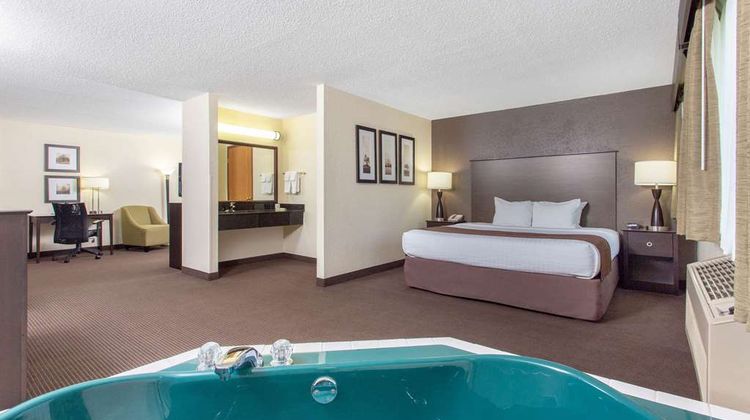AmericInn by Wyndham Rhinelander Suite