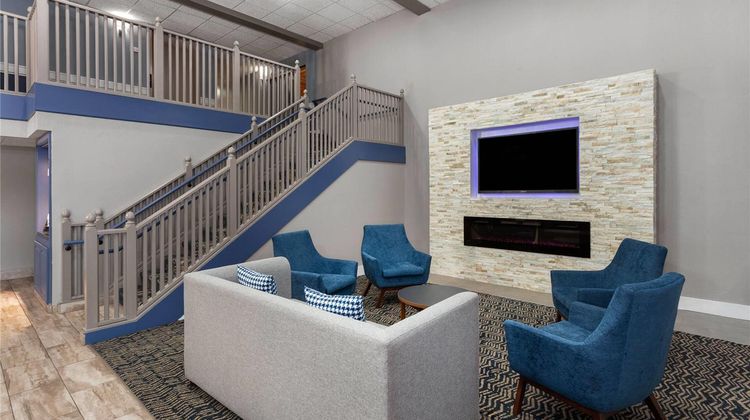 AmericInn by Wyndham Appleton Lobby