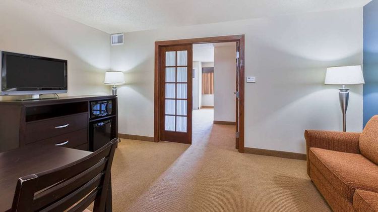 AmericInn by Wyndham Monmouth Suite