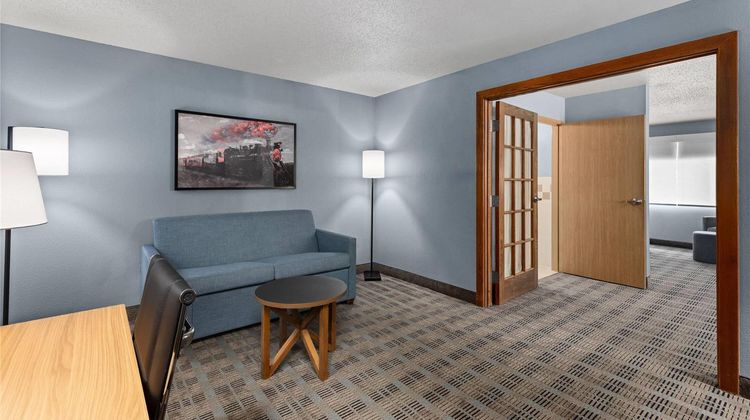 AmericInn by Wyndham Monmouth Suite