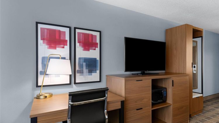 AmericInn by Wyndham Monmouth Room