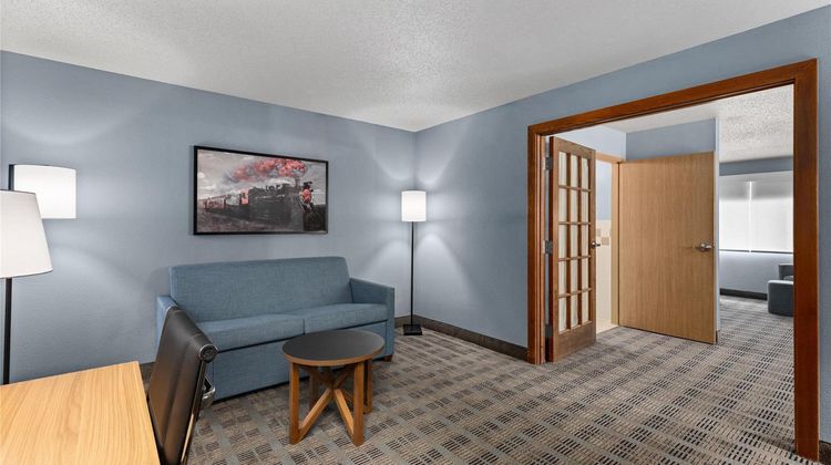 AmericInn by Wyndham Monmouth Suite