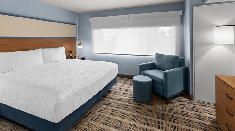 AmericInn by Wyndham Monmouth Suite