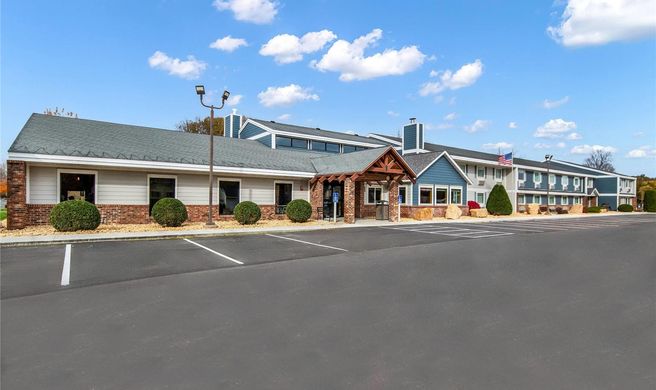 AmericInn by Wyndham St Peter Exterior