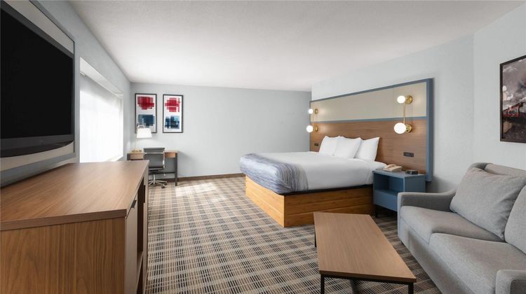 AmericInn Lodge/Suites Douglas Saugatuck Suite