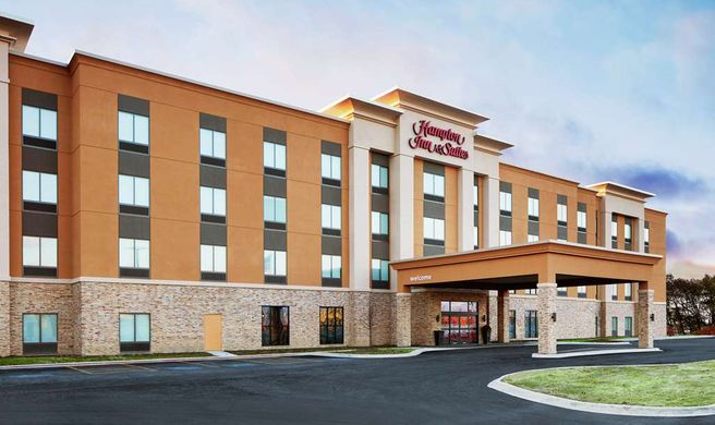Hampton Inn & Suites Chicago/Waukegan Exterior