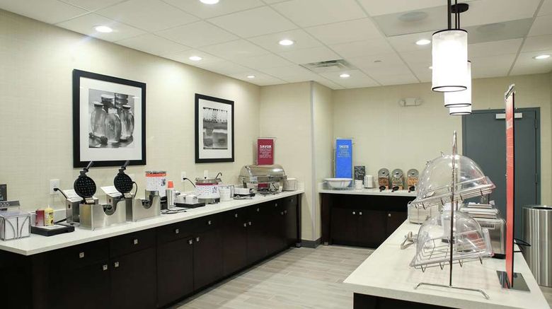 <b>Hampton Inn & Suites Mount Laurel Restaurant</b>. Images powered by <a href="https://iceportal.shijigroup.com/" title="IcePortal" target="_blank">IcePortal</a>.