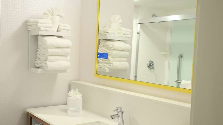 <b>Hampton Inn & Suites Mount Laurel Room</b>. Images powered by <a href="https://iceportal.shijigroup.com/" title="IcePortal" target="_blank">IcePortal</a>.