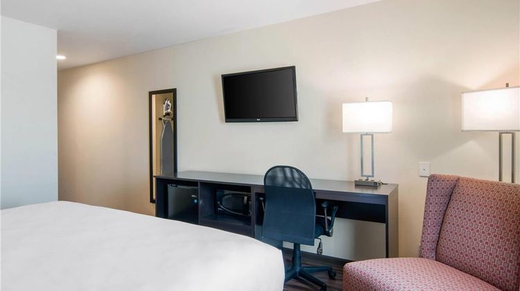 Econo Lodge Inn & Suites Room