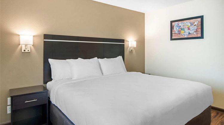 Econo Lodge Inn & Suites Room