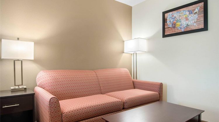 Econo Lodge Inn & Suites Suite