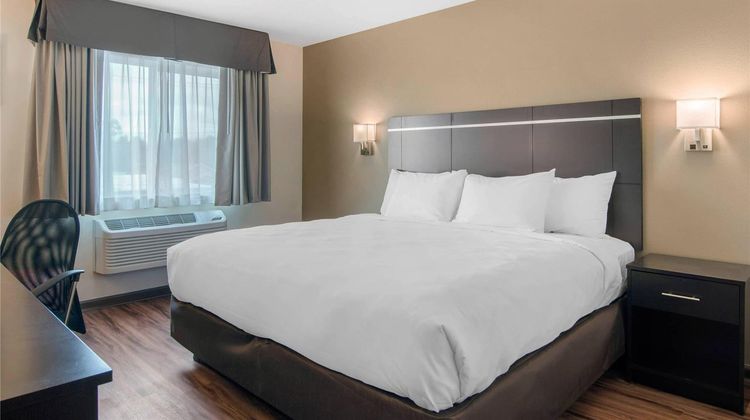 Econo Lodge Inn & Suites Room