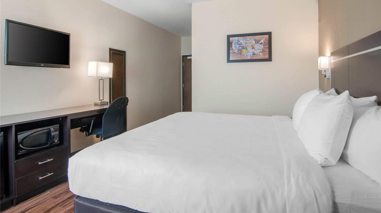 Econo Lodge Inn & Suites Room