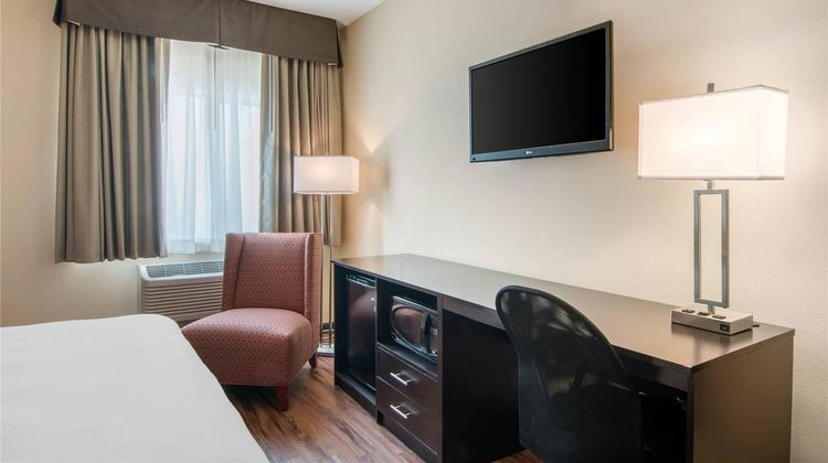 Econo Lodge Inn & Suites Room