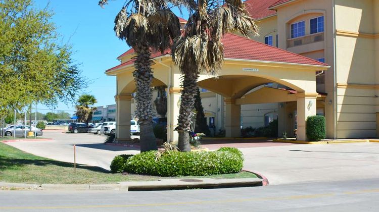 Baymont Inn & Suites Brenham Exterior