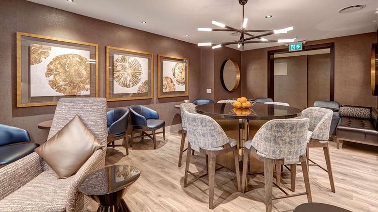 <b>Town Inn Suites Lobby</b>. Images powered by <a href="https://iceportal.shijigroup.com/" title="IcePortal" target="_blank">IcePortal</a>.