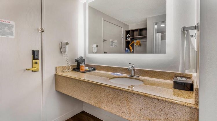 Quality Inn & Suites Raleigh Airport Room