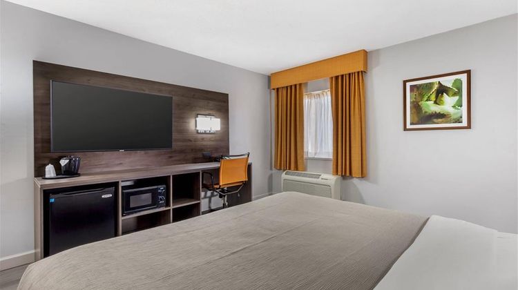Quality Inn & Suites Raleigh Airport Room