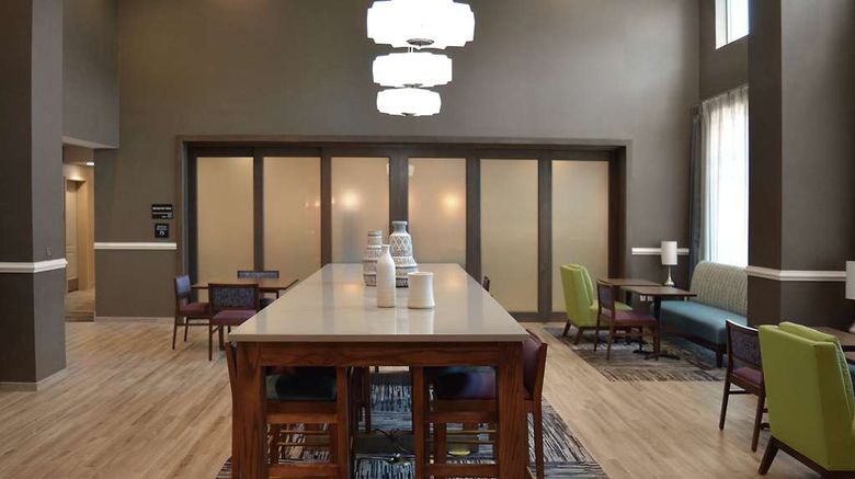 <b>Hampton Inn & Suites Philadelphia/Media Restaurant</b>. Images powered by <a href="https://iceportal.shijigroup.com/" title="IcePortal" target="_blank">IcePortal</a>.