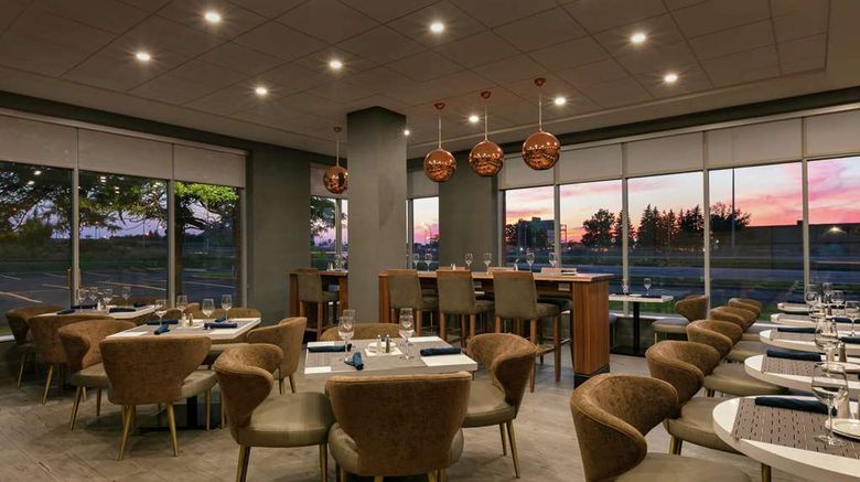 <b>Embassy Suites by Hilton Montreal Arpt Restaurant</b>. Images powered by <a href="https://iceportal.shijigroup.com/" title="IcePortal" target="_blank">IcePortal</a>.
