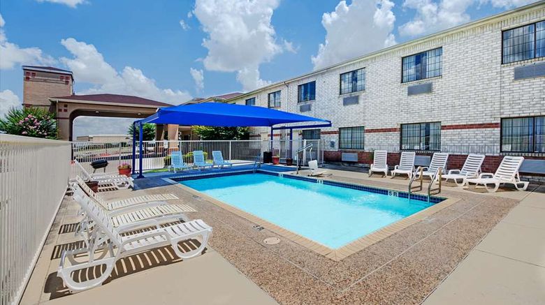 <b>SureStay Plus Hotel San Antonio Airport Pool</b>. Images powered by <a href="https://iceportal.shijigroup.com/" title="IcePortal" target="_blank">IcePortal</a>.