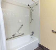 Days Inn & Suites Grand Rapids near Dtwn Room