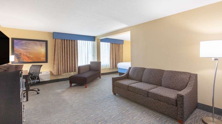 Days Inn & Suites Grand Rapids near Dtwn Suite